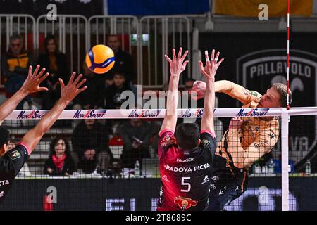 Padova, Italia. 18 novembre 2023. Spike of Donovan Dzavoronok ( Rana Verona ) durante pallavolo Padova vs Rana Verona, partita di pallavolo maschile di serie A A a Padova, Italia, 18 novembre 2023 crediti: Independent Photo Agency/Alamy Live News Foto Stock