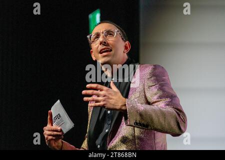 Toronto, Canada. 12 novembre 2023. Brian Rosenthal si esibisce durante il Buffer Festival Gala Awards Show. Buffer Festival di Toronto è una celebrazione annuale della narrazione digitale, in cui i creatori mostrano i loro contenuti diversificati e innovativi in vari generi, dai cortometraggi alle serie web. Il festival funge da piattaforma dinamica per la comunità creativa per connettersi, ispirare e coinvolgere il pubblico. (Foto di Shawn Goldberg/SOPA Images/Sipa USA) credito: SIPA USA/Alamy Live News Foto Stock