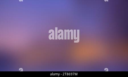 Sfondo da sogno viola e giallo con sfumature morbide e sgranate al tramonto. Sfondo multicolore astratto morbido, sfocato e scuro con rumore. Copia spazio. Foto Stock