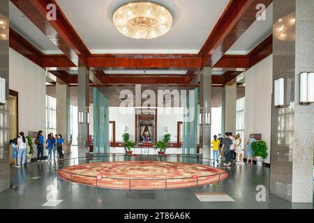 Ho chi Minh City, Vietnam, marzo 25 2023: Interno del Palazzo dell'indipendenza noto anche come sala convegni della riunificazione, la lobby con Foto Stock