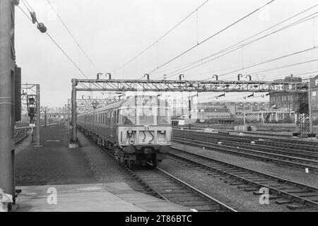 unità multipla elettrica ferroviaria britannica originale classe 310 numero 310064 sulla stazione di rugby di servizio passeggeri aprile 1973 Foto Stock