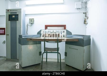 Ho chi Minh City, Vietnam, marzo 25 2023: Sala di proiezione con proiettori cinematografici in un vecchio cinema Foto Stock