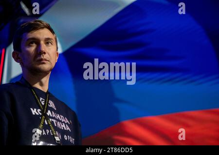 Mosca, Russia. 18 novembre 2023. Sergey Karjakin, grande maestro, campione del mondo di scacchi partecipa alla finalissima del Festival Internazionale degli Esport studenteschi 'Battle for Science - 2023' presso il complesso espositivo VDNKh a Mosca, in Russia. L'iscrizione sulla felpa con cappuccio recita "Team of Putin" Foto Stock