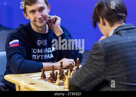 Mosca, Russia. 18 novembre 2023. Sergey Karjakin (L), grande maestro, campione del mondo di scacchi partecipa alla Grand Final del Festival Internazionale degli Esport studenteschi 'Battle for Science - 2023' presso il complesso espositivo VDNKh a Mosca, in Russia. L'iscrizione sulla felpa con cappuccio recita "Team of Putin" Foto Stock