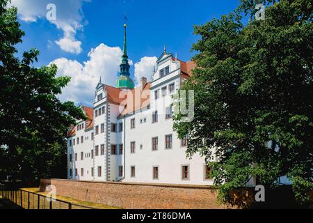 Schloss Doberlug Kirchhain Das Schloss Doberlug ist eine im Renaissancestil errichtete Vierflügelanlage in Doberlug-Kirchhain, Brandeburgo, deren Ursprünge auf ein Zisterzienserkloster aus dem 12. Jahrhundert zurückgehen. Ausgebaut als Jagdschloss und später als Herrschaftssitz, wird es seit der ersten Brandenburgischen Landesausstellung für Ausstellungen genutzt. Doberlug Kirchhain Brandenburg BRD *** il Castello di Doberlug Kirchhain il Castello di Doberlug è un complesso a quattro ali costruito in stile rinascimentale a Doberlug Kirchhain, Brandeburgo, le cui origini risalgono a un monastero cistercense dal 12t Foto Stock