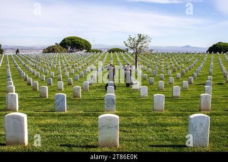 10 novembre 2023 - Fort Rosecrans National Cemetery, California, USA - U.S. Marine Corps Brig. Il generale James A. Ryans, il comandante generale del Recruit Depot di San Diego e Western Recruiting Region e il sergente maggiore Oranjel Leavy, il sergente maggiore del Recruiting Depot e Western Recruiting Region, rendono un saluto alla lapide dell'ex sergente maggiore del corpo dei Marines, Sgt. Major. Leland D. Crawford, al Fort Rosecrans National Cemetery, San Diego, California, novembre. 10, 2023. Le cerimonie di posa delle corone sono una parte continua della tradizione di compleanno del corpo dei Marines AN Foto Stock