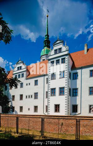 Schloss Doberlug Kirchhain Das Schloss Doberlug ist eine im Renaissancestil errichtete Vierflügelanlage in Doberlug-Kirchhain, Brandeburgo, deren Ursprünge auf ein Zisterzienserkloster aus dem 12. Jahrhundert zurückgehen. Ausgebaut als Jagdschloss und später als Herrschaftssitz, wird es seit der ersten Brandenburgischen Landesausstellung für Ausstellungen genutzt. Doberlug Kirchhain Brandenburg BRD *** il Castello di Doberlug Kirchhain il Castello di Doberlug è un complesso a quattro ali costruito in stile rinascimentale a Doberlug Kirchhain, Brandeburgo, le cui origini risalgono a un monastero cistercense dal 12t Foto Stock