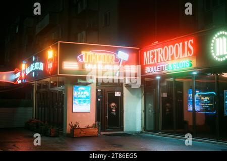 Cartelli per il casinò di notte ad Arad, Romania Foto Stock
