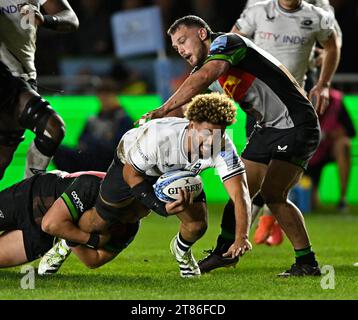 Twickenham, Regno Unito. 18 novembre 2023. Premiership Rugby. Harlequins V Saracens. Lo Stoop. Twickenham. Andy Christie (Saracens) viene affrontato durante la partita di rugby Harlequins V Saracens Gallagher Premiership. Credito: Sport in Pictures/Alamy Live News Foto Stock