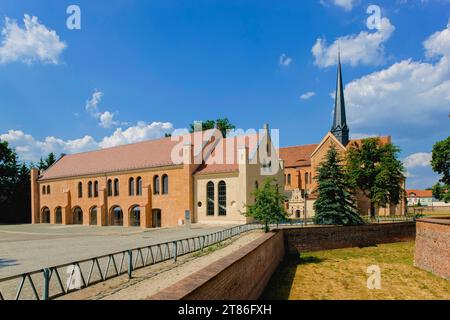 Kloster Doberlug Kirchhain Das Kloster Dobrilugk Dobraluca War eine Zisterzienserabtei in der Niederlausitz auf dem Gebiet des heutigen Doberlug-Kirchhain. Gegründet wurde das Kloster in Dobrilugk von einem Sohn des Markgrafen Konrad von Meißen, Dietrich von Landsberg, im Jahre 1165. Die Klosterkirche aus dem Anfang des 13. Jahrhunderts ist heute noch zu bewundern. Neben den Kirchen in Lehnin und Chorin zählt sie zu den imposanten und bedeutenden Backsteinbauten aus dieser Zeit. 1905/1906 wurden Restaurationen und Überformungen vorgenommen, wobei eine Mischung aus mittelalterlichen und barocke Foto Stock