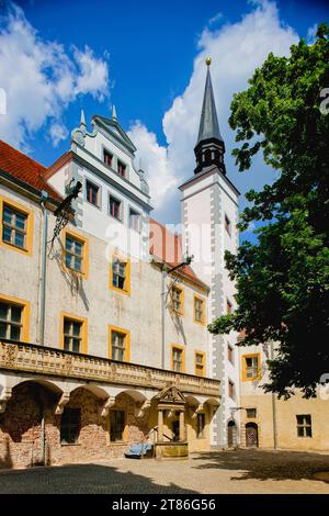 Schloss Doberlug Kirchhain Das Schloss Doberlug ist eine im Renaissancestil errichtete Vierflügelanlage in Doberlug-Kirchhain, Brandeburgo, deren Ursprünge auf ein Zisterzienserkloster aus dem 12. Jahrhundert zurückgehen. Ausgebaut als Jagdschloss und später als Herrschaftssitz, wird es seit der ersten Brandenburgischen Landesausstellung für Ausstellungen genutzt. Doberlug Kirchhain Brandenburg BRD *** il Castello di Doberlug Kirchhain il Castello di Doberlug è un complesso a quattro ali costruito in stile rinascimentale a Doberlug Kirchhain, Brandeburgo, le cui origini risalgono a un monastero cistercense dal 12t Foto Stock