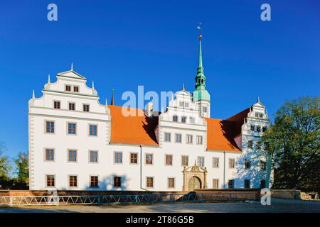 Schloss Doberlug Kirchhain Das Schloss Doberlug ist eine im Renaissancestil errichtete Vierflügelanlage in Doberlug-Kirchhain, Brandeburgo, deren Ursprünge auf ein Zisterzienserkloster aus dem 12. Jahrhundert zurückgehen. Ausgebaut als Jagdschloss und später als Herrschaftssitz, wird es seit der ersten Brandenburgischen Landesausstellung für Ausstellungen genutzt. Doberlug Kirchhain Brandenburg BRD *** il Castello di Doberlug Kirchhain il Castello di Doberlug è un complesso a quattro ali costruito in stile rinascimentale a Doberlug Kirchhain, Brandeburgo, le cui origini risalgono a un monastero cistercense dal 12t Foto Stock