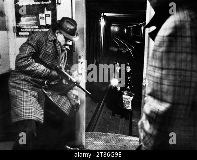 Robert Shaw (con pistola), sul set del film, "The Taking of Pelham One Two Three", United Artists, 1974 Foto Stock