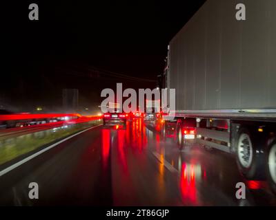 Augusta, Baviera, Germania - 14 novembre 2023: Traffico intenso con auto e camion di notte e sotto la pioggia sull'autostrada federale B17 di Augusta **** Dichter Vekehr mit Auto und LKW bei Nacht und Regen auf der Bundesstraße B17 ad Augusta crediti: Imago/Alamy Live News Foto Stock