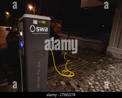 Augusta, Baviera, Germania - 14 novembre 2023: Stazione di ricarica per auto elettriche dalla SWA di Augusta, Stadtwerke Augsburg *** e-Auto Ladesäule von SWA di Augusta, Stadtwerke Augsburg Credit: Imago/Alamy Live News Foto Stock