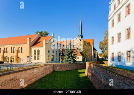 Schloss Doberlug Kirchhain Das Schloss Doberlug ist eine im Renaissancestil errichtete Vierflügelanlage in Doberlug-Kirchhain, Brandeburgo, deren Ursprünge auf ein Zisterzienserkloster aus dem 12. Jahrhundert zurückgehen. Ausgebaut als Jagdschloss und später als Herrschaftssitz, wird es seit der ersten Brandenburgischen Landesausstellung für Ausstellungen genutzt. Doberlug Kirchhain Brandenburg BRD *** il Castello di Doberlug Kirchhain il Castello di Doberlug è un complesso a quattro ali costruito in stile rinascimentale a Doberlug Kirchhain, Brandeburgo, le cui origini risalgono a un monastero cistercense dal 12t Foto Stock