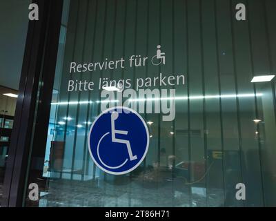 Augusta, Baviera, Germania - 14 novembre 2023: Parcheggio per disabili, parcheggio per disabili marcatura *** Behindertenparkplatz, Parkplatz für Menschen mit Behinderung Markierung Credit: Imago/Alamy Live News Foto Stock