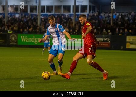 Ben Gladwin di Crawley si libera da Sam Foley di Barrow durante il match Sky Bet League 2 tra Barrow e Crawley Town a Holker Street, Barrow-in-Furness sabato 18 novembre 2023. (Foto: Ian Allington | mi News) crediti: MI News & Sport /Alamy Live News Foto Stock