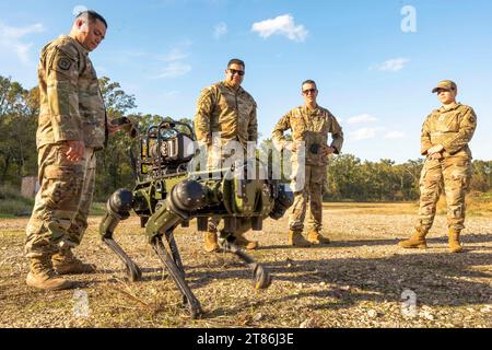 6 novembre 2023 - Barksdale Air Force base, Louisiana, USA - Una squadra del 2nd Civil Engineer Squadron monitora Atom il cane robot mentre lo controlla a distanza novembre. 6, 2023 a Barksdale Air Force base, la. Il master Sgt. Dominic Garcia, capo di volo della gestione delle emergenze dello Squadrone ingegnere civile, ha iniziato ad integrare i suoi due cani robot Atom e Chappie con il suo nuovo team quando si è trasferito a Barksdale all'inizio di quest'anno. (Immagine di credito: © U.S. Air Force/ZUMA Press Wire) SOLO USO EDITORIALE! Non per USO commerciale! Foto Stock