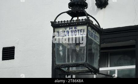 Crickhowell, Powys, Galles, 20 settembre 2023: Old Lamp Above Bear Hotel, risalente al 1432, ancora un fiorente business locale che offre alloggi Foto Stock