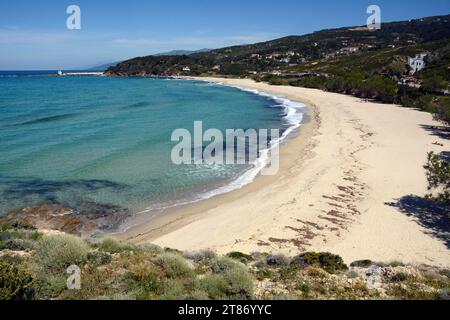 Una spiaggia sabbiosa tra Armenistis e Gialiskari sulla costa settentrionale dell'isola greca di Ikaria, una "zona blu" nel Mar Egeo, in Grecia. Foto Stock