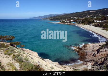 Una spiaggia sabbiosa tra Armenistis e Gialiskari sulla costa settentrionale dell'isola greca di Ikaria, una "zona blu" nel Mar Egeo, in Grecia. Foto Stock
