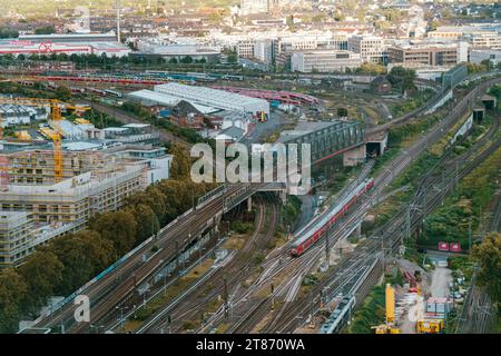 Vista aerea della stazione di Colonia Koln Messe Deutz e dei binari ferroviari Foto Stock