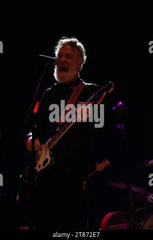 Il cantante e scrittore irlandese, Glen Hansard, si esibisce con la sua band alla Verti Music Hall di Berlino, in Germania. Foto Stock