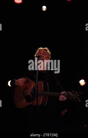 Il cantante e scrittore irlandese, Glen Hansard, si esibisce con la sua band alla Verti Music Hall di Berlino, in Germania. Foto Stock