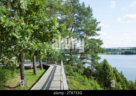 La vista panoramica del sentiero in legno lungo la Valle dei ginepri e il fiume Neman in estate (Lituania). Foto Stock