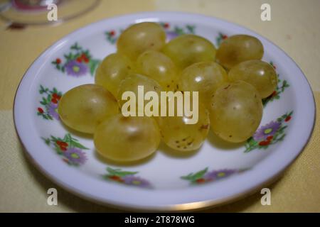 Dodici uva di buona fortuna mangiata nei primi secondi di Capodanno Foto Stock