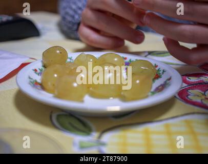 Pronto a mangiare l'uva di buona fortuna in Spagna Foto Stock