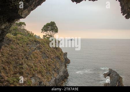 Vista dalla grotta Doncella di Viveiro, Spagna Foto Stock