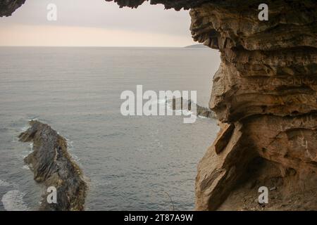 Vista sul mare Cantabrico dall'interno di cova da Doncella a Viveiro, Spagna Foto Stock