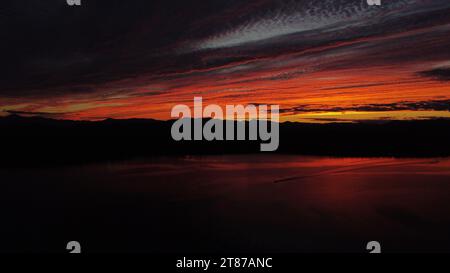 Droni aerei al tramonto all'orizzonte con colori vivaci e vista panoramica Foto Stock