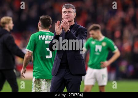 Amsterdam, Paesi Bassi. 18 novembre 2023. AMSTERDAM, PAESI BASSI - 18 NOVEMBRE: L'allenatore irlandese Stephen Kenny ringrazia i tifosi durante la partita del gruppo B del turno di qualificazione UEFA EURO 2024 tra Paesi Bassi e Repubblica d'Irlanda alla Johan Cruijff Arena il 18 novembre 2023 ad Amsterdam, Paesi Bassi (foto di Pieter van der Woude/ Orange Pictures) credito: Orange Pics BV/Alamy Live News Foto Stock