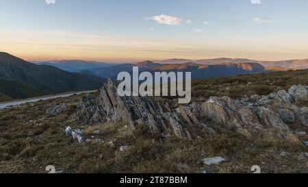 Vista da Serra da Arada sul paesaggio montano al tramonto con rocce appuntite in primo piano, Sao Pedro do sul, Portogallo Foto Stock