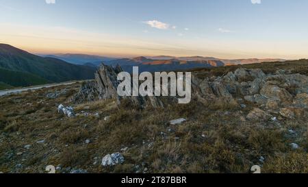 Vista da Serra da Arada sul paesaggio montano al tramonto con rocce appuntite in primo piano, Sao Pedro do sul, Portogallo Foto Stock