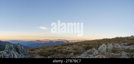 Vista da Serra da Arada sul paesaggio montano al tramonto con rocce appuntite in primo piano, Sao Pedro do sul, Portogallo Foto Stock