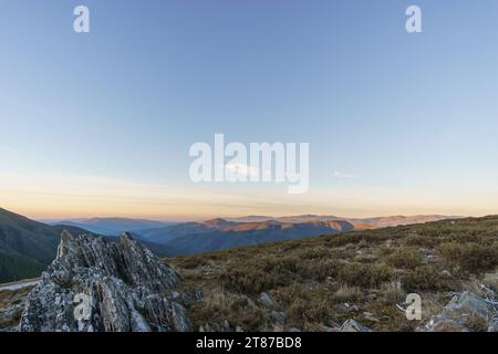 Vista da Serra da Arada sul paesaggio montano al tramonto con rocce appuntite in primo piano, Sao Pedro do sul, Portogallo Foto Stock