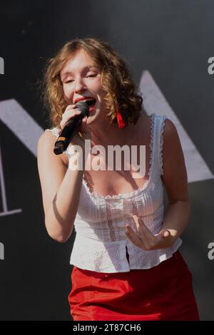 Città del Messico, Messico. 17 novembre 2023. 17 novembre 2023, città del Messico, Messico: La cantante Hannah Storm si esibisce sul palco durante il primo giorno del Corona Capital 2023 Music Festival all'autodromo Hermanos Rodriguez. Il 17 novembre 2023 a città del Messico, Messico. (Foto di Essene Hernandez/ Credit: Eyepix Group/Alamy Live News Foto Stock