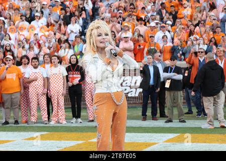 Knoxville, USA. 18 novembre 2023. Dolly Parton si esibisce come i volontari della University of Tennessee giocano i Georgia Bulldogs al Neyland Stadium nel campus della University of Tennessee il 18 novembre 2023 a Knoxville, Tennessee. © Curtis Hilbun/AFF-USA.com credito: AFF/Alamy Live News Foto Stock