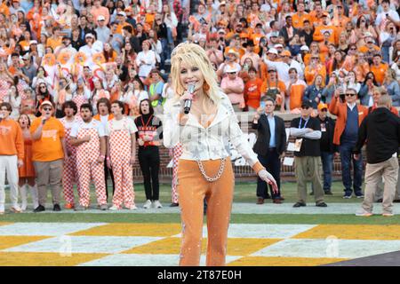 Knoxville, USA. 18 novembre 2023. Dolly Parton si esibisce come i volontari della University of Tennessee giocano i Georgia Bulldogs al Neyland Stadium nel campus della University of Tennessee il 18 novembre 2023 a Knoxville, Tennessee. © Curtis Hilbun/AFF-USA.com credito: AFF/Alamy Live News Foto Stock