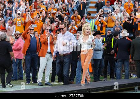 Knoxville, USA. 18 novembre 2023. Dolly Parton, scortata da Peyton Manning, si esibisce come i volontari dell'Università del Tennessee giocano i Georgia Bulldogs al Neyland Stadium nel campus dell'Università del Tennessee il 18 novembre 2023 a Knoxville, Tennessee. © Curtis Hilbun/AFF-USA.com credito: AFF/Alamy Live News Foto Stock