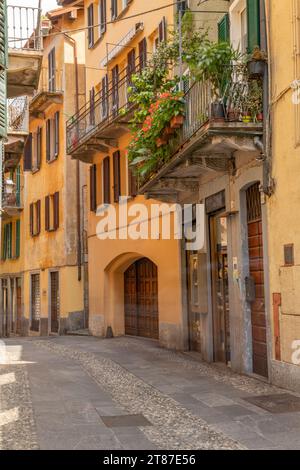 Bellagio Italy Street via Giuseppe Garibaldi in una giornata di sole Foto Stock