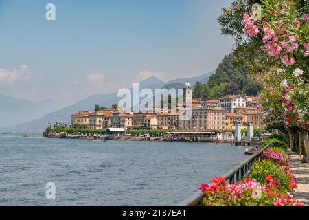 Bellagio Italia, lago di Como, porto e passeggiata in una giornata di sole Foto Stock