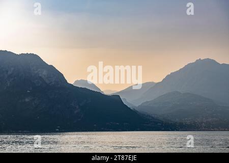 Lago di Como, porto di Monte Crocione e costa all'ora blu, Italia Foto Stock