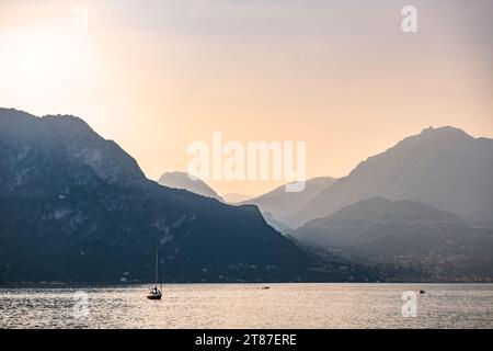 Lago di Como, porto di Monte Crocione e costa all'ora blu, Italia Foto Stock