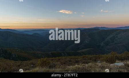 Vista da Serra da Arada sul paesaggio montano al crepuscolo serale, Sao Pedro do sul, Portogallo Foto Stock