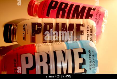 Una foto delle bottiglie prime Hydration sul loro lato su una superficie bianca. Foto Stock